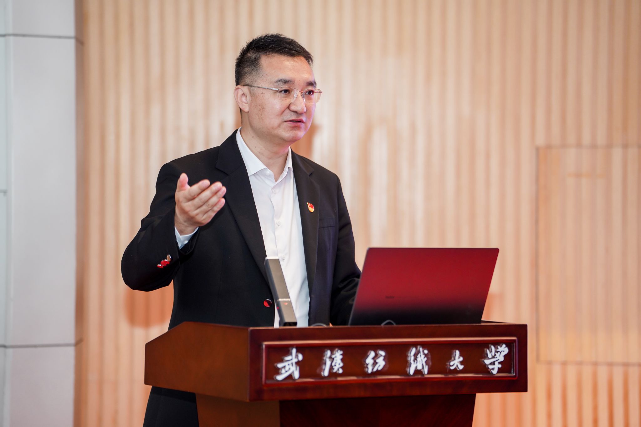 "全国纺织劳模工匠进校园"--纺大师生同上一堂"匠心织梦"思政大课